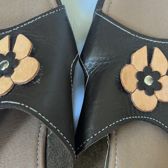 Size 3 Girls (US) Brown & Tan Flower Sandals - Picture 5 of 13